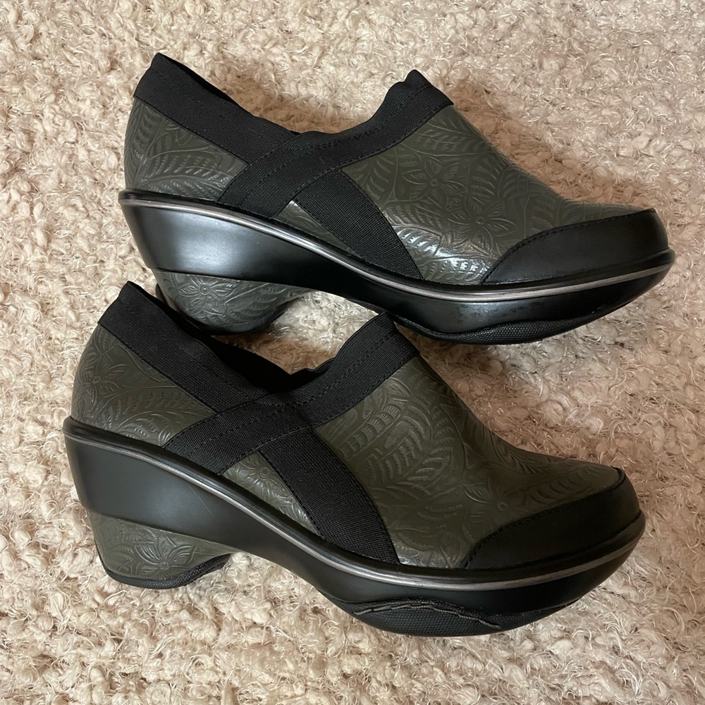 EUC! Jambu Embossed Leather Comfort Sport Wedge Black and Green Slip-On Clogs - Picture 2 of 11